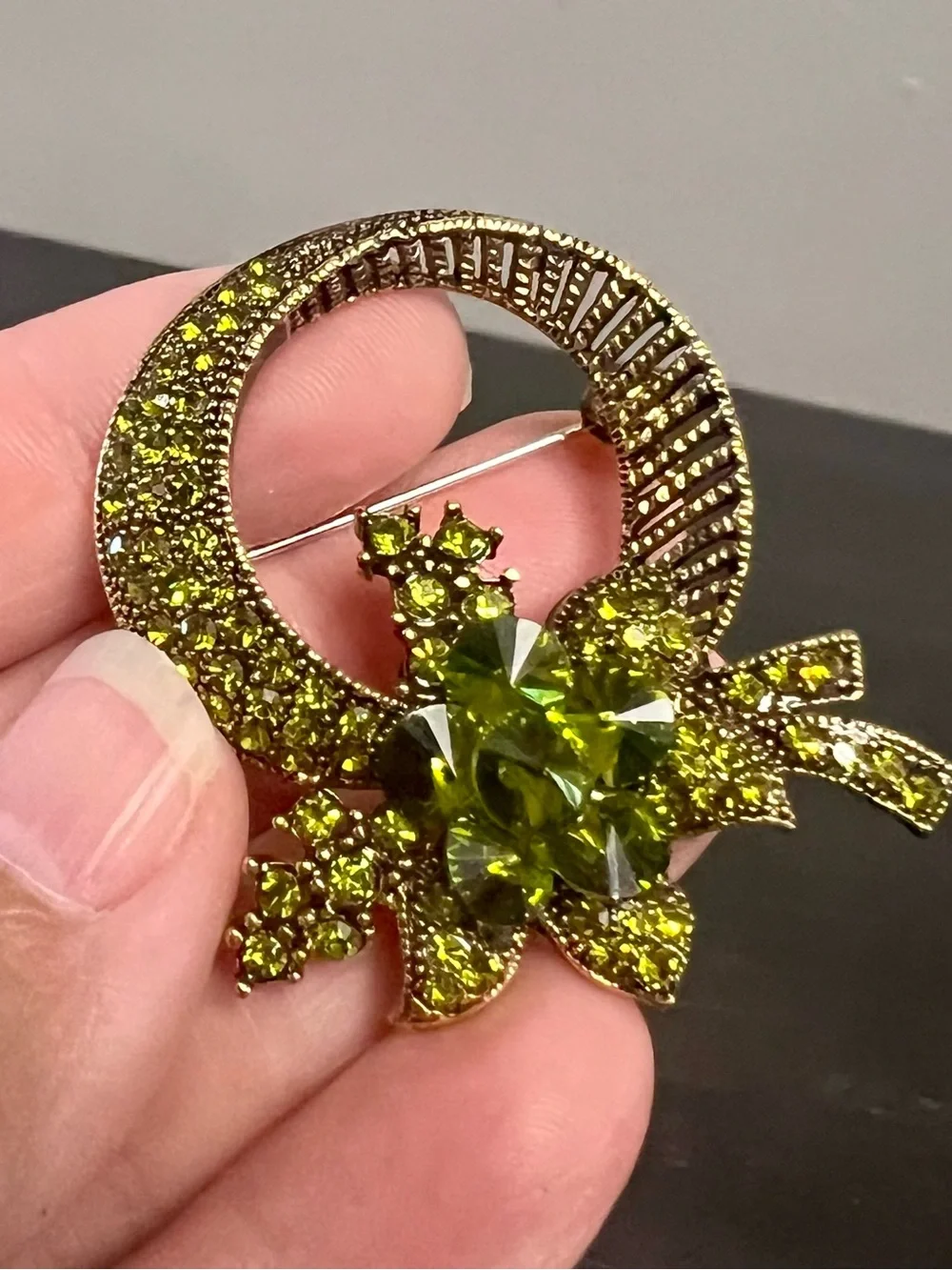 VTG Mid Century Peridot Green Rhinestone Circle Wreath Brooch Pin Goldtone 1.5”